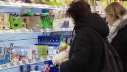 ženy v obchode pred pultom s mliečnymi výrobkami