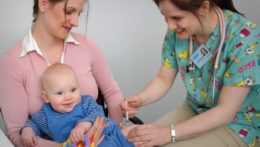 Na ilustračnej snímke očkovanie dieťaťa.