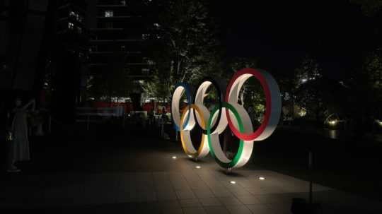 Na ilustračnej snímke olympijské kruhy.