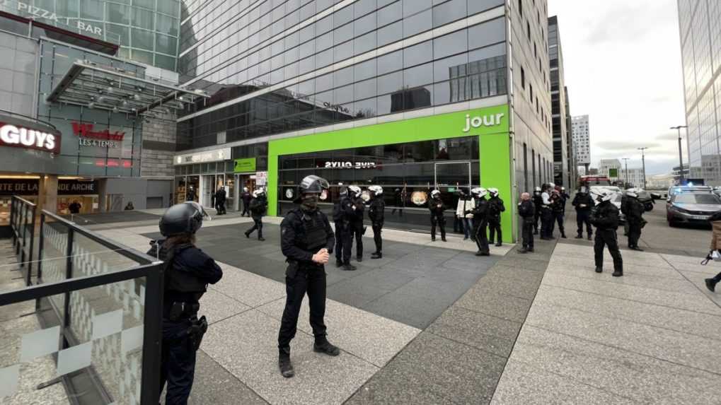 Paniku v parížskom nákupnom centre vyvolala samovražda. Muž skočil z vyššieho poschodia