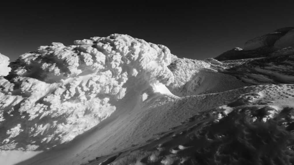 Lyžiarov v rakúskych alpách zasypala lavína, dvaja neprežili
