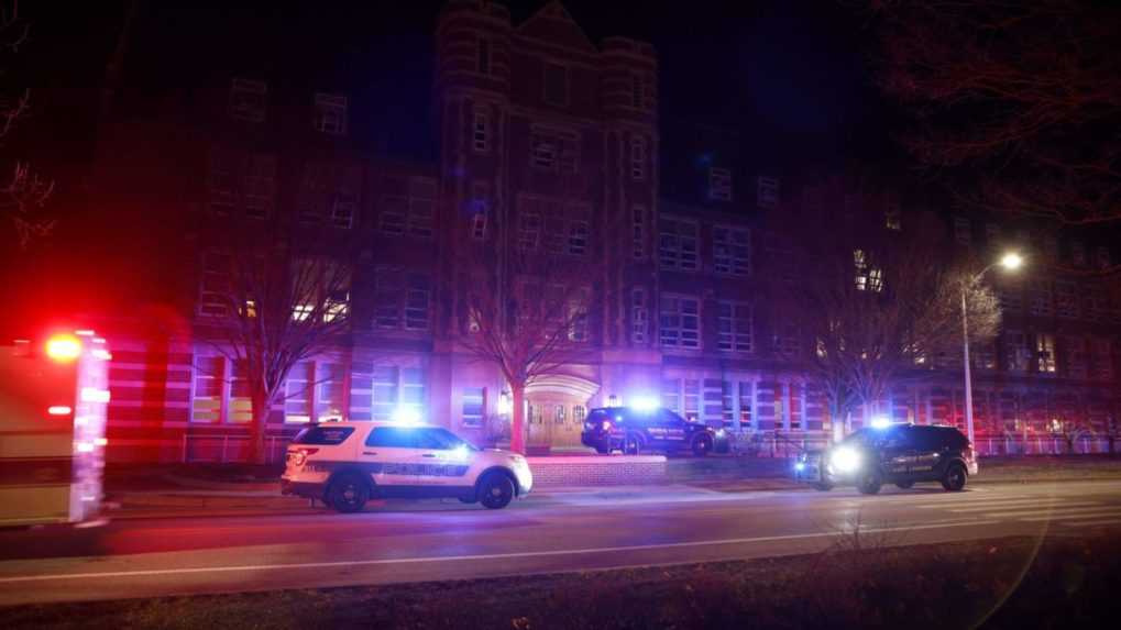 Neznámy útočník zabil v americkej škole najmenej troch ľudí