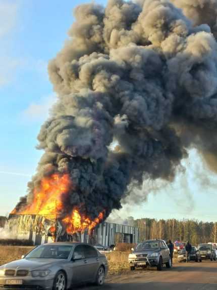 Požiar amerického závodu na výrobu dronov na predmestí lotyšskej Rigy.