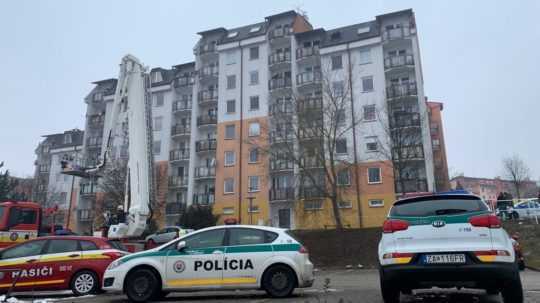 Záchranné zložky zasahujú pri požiari bytového domu na sídlisku Hájik v Žiline.