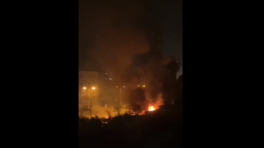 Na snímke požiar v meste Hawara.