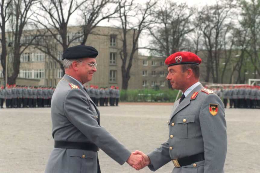 Na archívnej sníme z roku 1991 predáva veliteľ ozbrojených síl Východného Nemecka Joerg Schoenbohm (vpravo) velenie Wernerovi von Schevenovi (vľavo), veliteľovi nemeckých spolkových ozbrojených síl Bundeswehr.