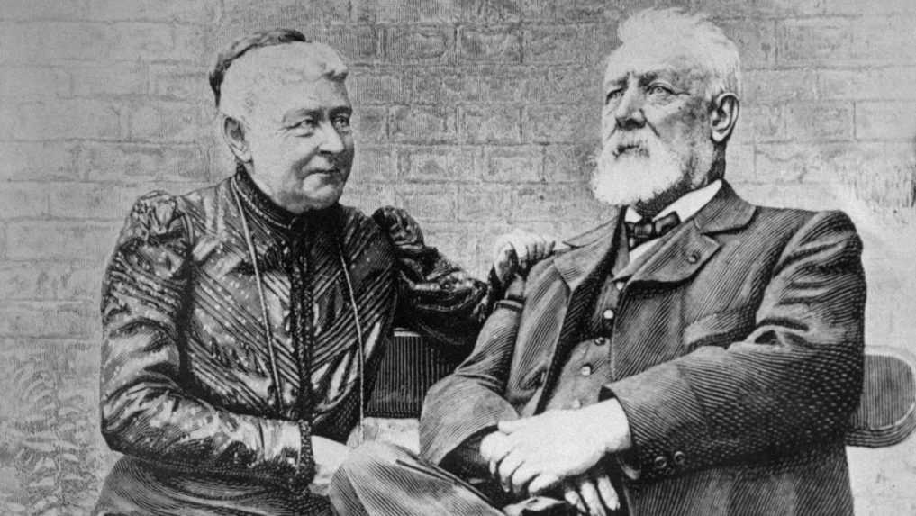 Na archívnej snímke francúzsky spisovateľ Jules Verne s manželkou.