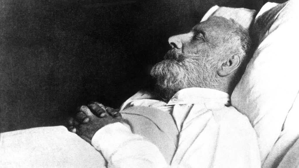 Na archívnej snímke francúzsky spisovateľ Jules Verne na smrteľnej posteli.