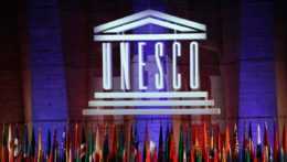 Logo UNESCO a členské vlajky.