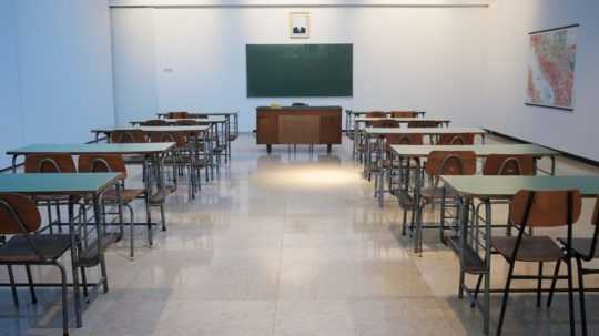 Ilustračná snímka prázdnej triedy.