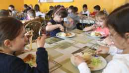 Na ilustračnej snímke deti v školskej jedálni.