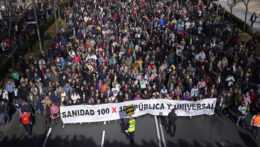 Na snímke protestujúci zdravotníci v Španielsku držiaci plagáty