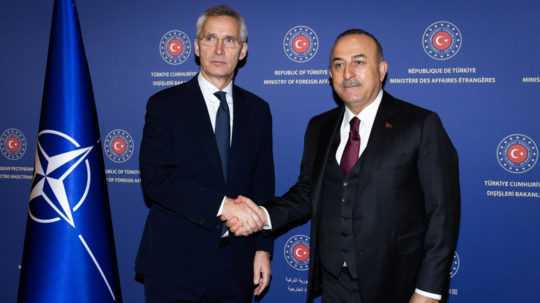 Generálny tajomník NATO Jens Stoltenberg (vľavo) a turecký šéf diplomacie Mevlüt Čavušoglu.