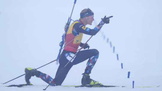 Nórsky biatlonista Johannes Thingnes Bö sa teší po zisku zlatej medaily v stíhacích pretekoch na majstrovstvách sveta v nemeckom Oberhofe.