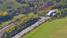 Na leteckej snímke z 20. októbra 2022 východný portál diaľničného tunela Branisko.