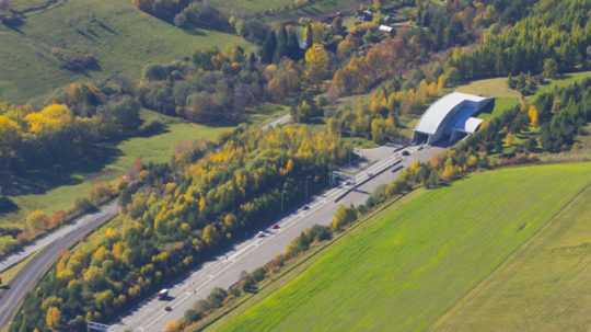 Na leteckej snímke z 20. októbra 2022 východný portál diaľničného tunela Branisko.