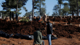 V Turecku pochovávajú aj neidentifikované obete. Hroby označujú zvyškami odevov.