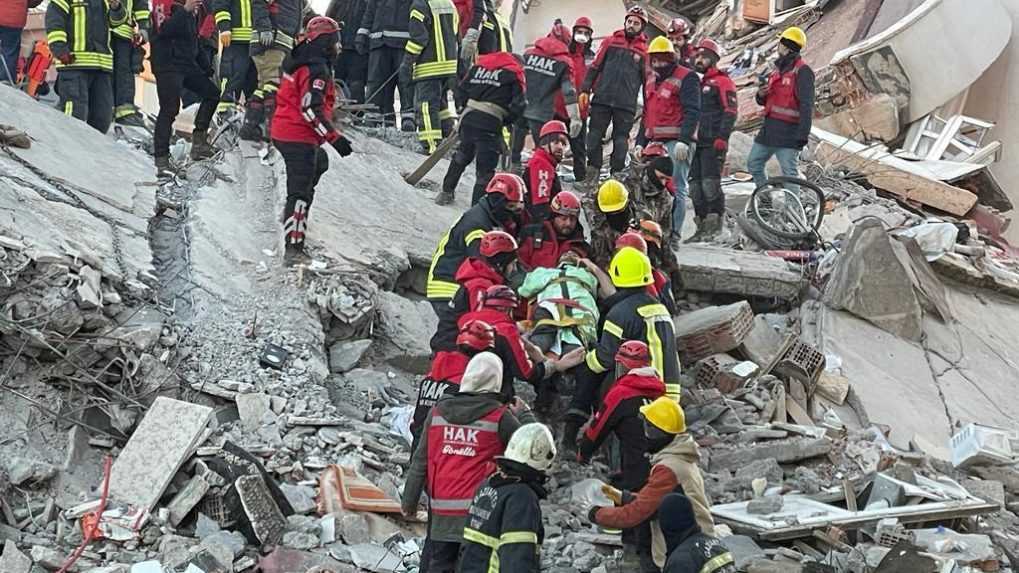 Počet obetí ničivého zemetrasenia v Turecku a Sýrii presiahol 20 000