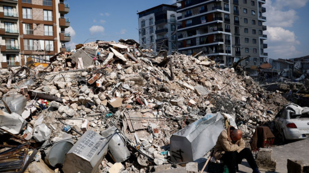 Turecko prešetruje príčiny pádu budov. Úrady už zatkli 113 ľudí
