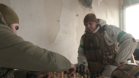 Na ilustračnej snímke ukrajinskí vojaci hrajúci šach.