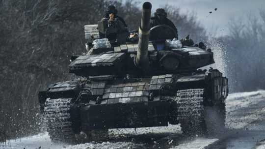 Ukrajinskí vojaci jazdia na tanku na frontovej línii v meste Bachmut.