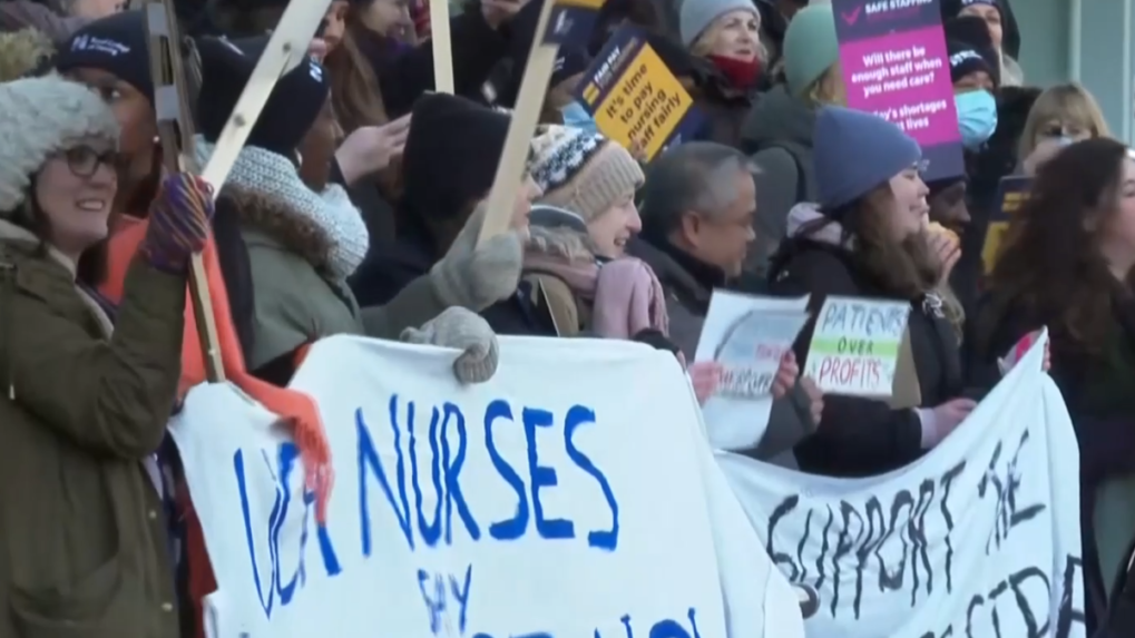 Zdravotníci a šoféri sanitiek vo Veľkej Británii pokračujú v štrajku