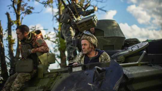 Ukrajinskí vojaci jazdia v obrnenom vozidle v obci Šandryholove.