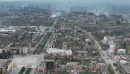 Na leteckej snímke zničené budovy na Ukrajine.