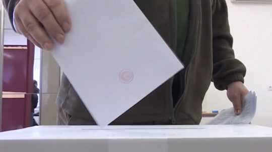 Ilustračná snímke - volič vkladá volebný lístok do urny.