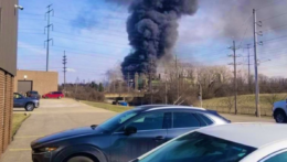 Na snímke dym po výbuchu v továrni v americkom štáte Ohio.