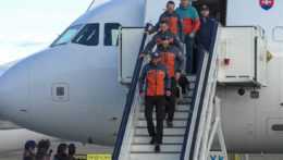 Na snímke slovenskí záchranári, ktorí sa vrátili z Turecka, kde zasahovali po ničivom zemetrasení, vystupujú z lietadla v Bratislave.