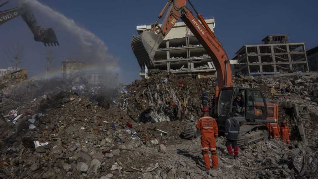Ničivé zemetrasenie v Turecku a Sýrii si vyžiadalo už vyše 45 000 životov