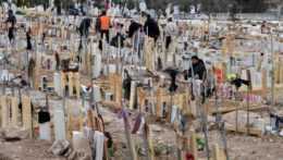 Na snímke provizórny cintorín, na ktorom pochovali obete zemetrasenia.