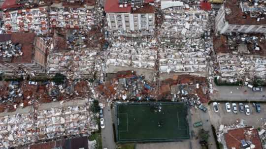 Na snímke ničivé dôsledky prvého zemetrasenia, ktoré zasiahlo Turecko skoro ráno.