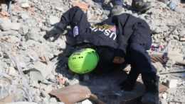 Záchranár počas záchrannej akcie v Turecku.