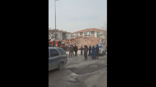 Zrútená budova po zemetrasení v Turecku s magnitúdou 5,6.