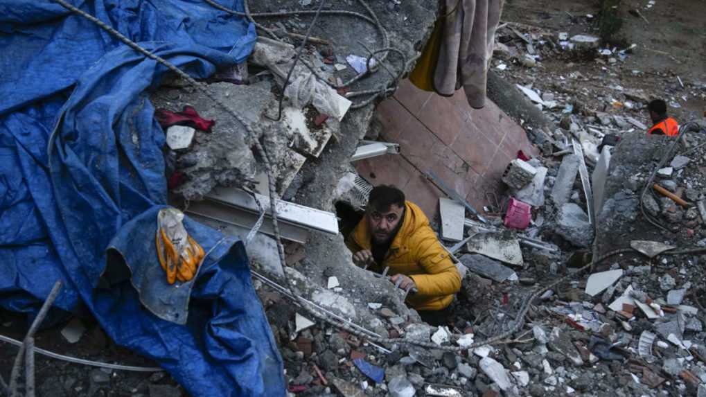 Zemetrasenie v Turecku a Sýrii si vyžiadalo viac ako 7 200 obetí