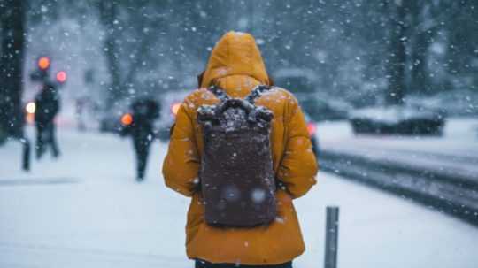 muž na ulici v zime