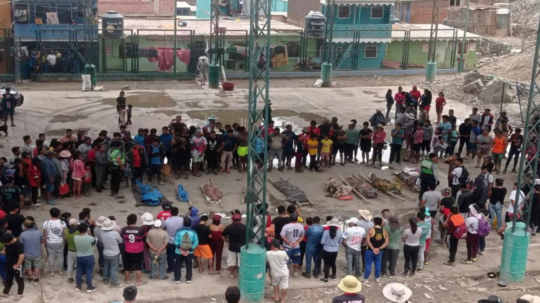 Na snímke si obyvatelia uctievajú obete zosuvu pôdy v Peru.