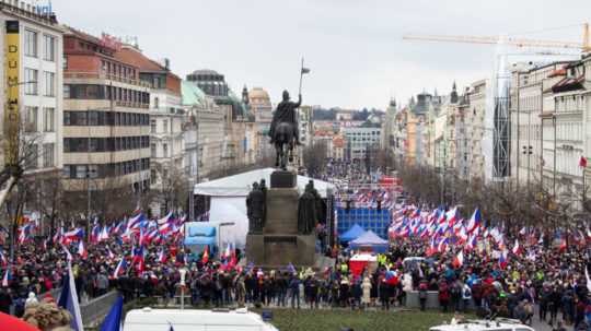 Na snímke demonštranti na proteste s názvom Česko proti biede na Václavskom námestí v Prahe.V rukách maju české zástavy