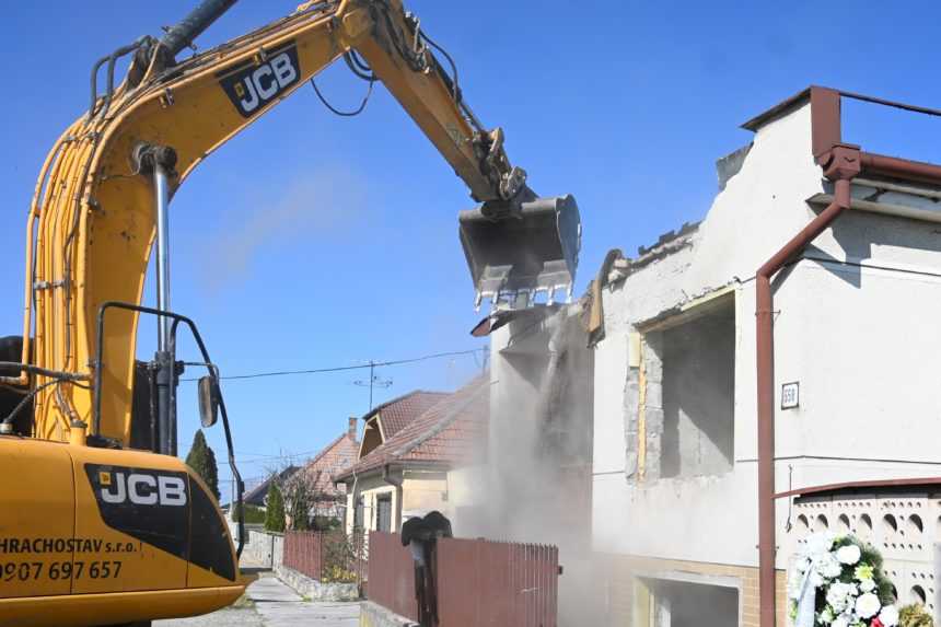 VIDEO: Do Veľkej Mače prišli ťažké mechanizmy, začali búrať Kuciakov dom
