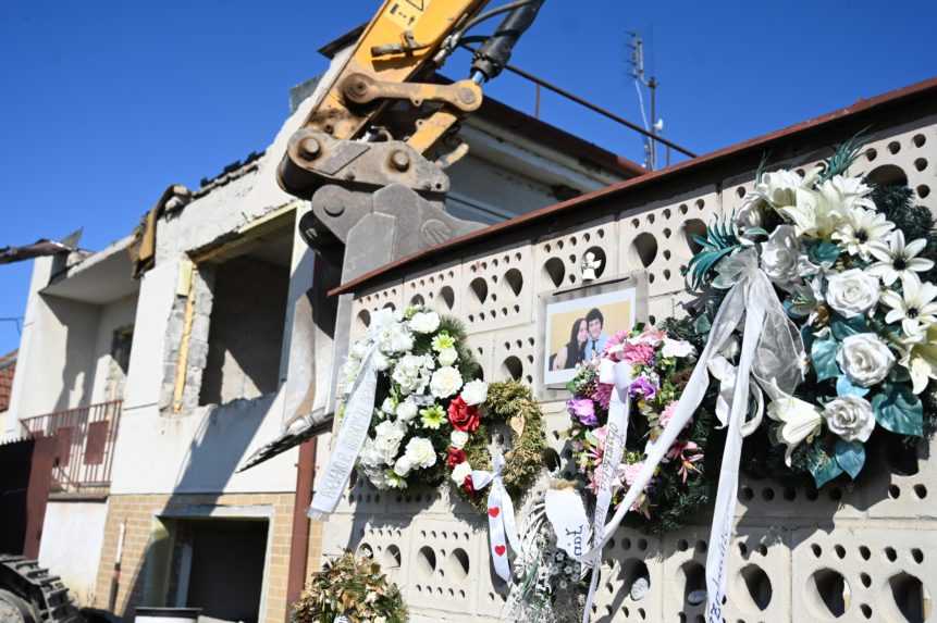 VIDEO: Do Veľkej Mače prišli ťažké mechanizmy, začali búrať Kuciakov dom