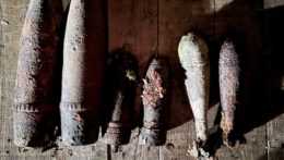Na snímke sú delostrelecké granáty nájdené medzi obcami Nižná a Vyšná Pisaná.