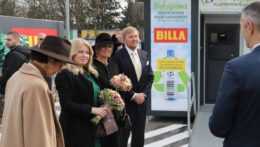 Na snímke je prezidentka SR s holanským kráľovským párom pri prezentácii zálohového systému.