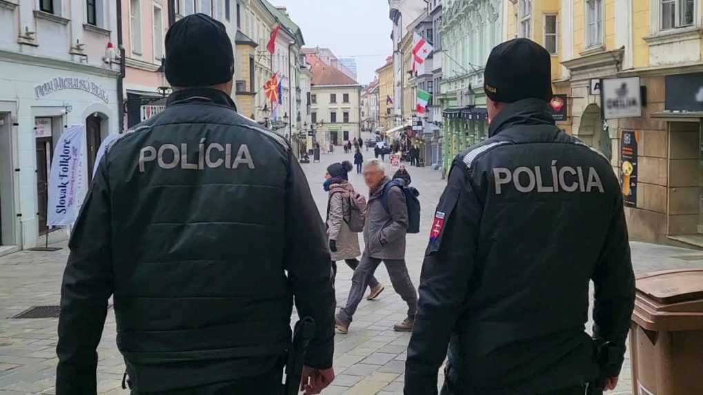 Polícia hľadá muža, ktorý v Bratislave zaútočil na cudzinca a po útoku hajloval
