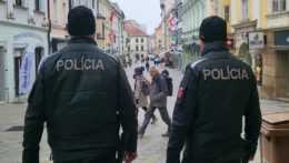 Na snímke stojí dvojica policajtov na ulici v centr Bratislavy.
