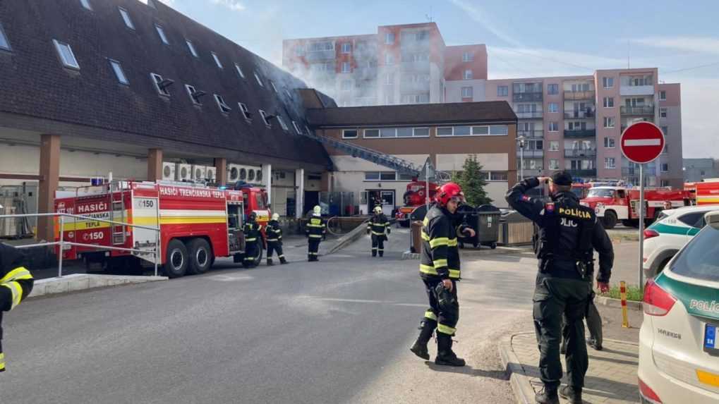 V Trenčianskych Tepliciach horí nákupné centrum. Hlásia dvoch zranených