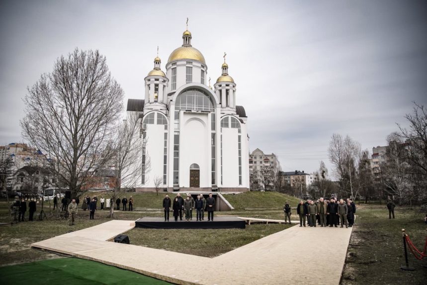 Premiér Heger sa v Kyjeve stretol s ukrajinským prezidentom Zelenským, navštívili aj Buču