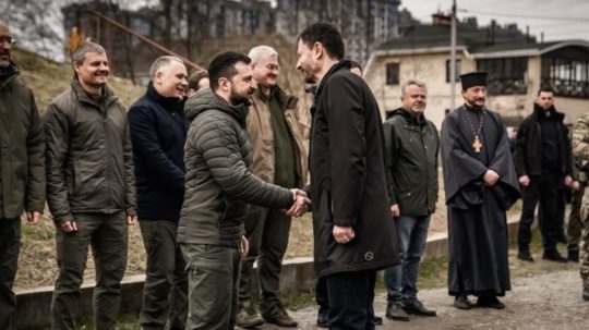 Na snímke (zľava) ukrajinský prezident Volodymyr Zelenskyj a dočasne poverený premiér Eduard Heger.