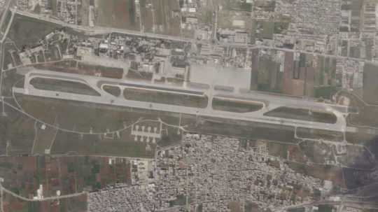 Archívna satelitná snímka americkej spoločnosti Planet Labs PBC zobrazuje materiálne škody po údajnom útoku izraelskej armády na sýrske letisko v Aleppe.